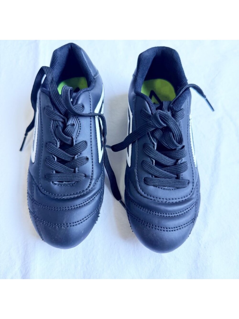 Umbro Youth Soccer Cleats Black/White With Yellow Studs Size 13